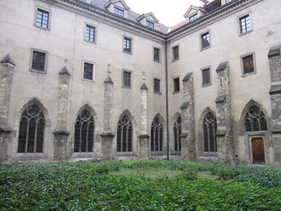 Interior courtyard garden at Emauzy