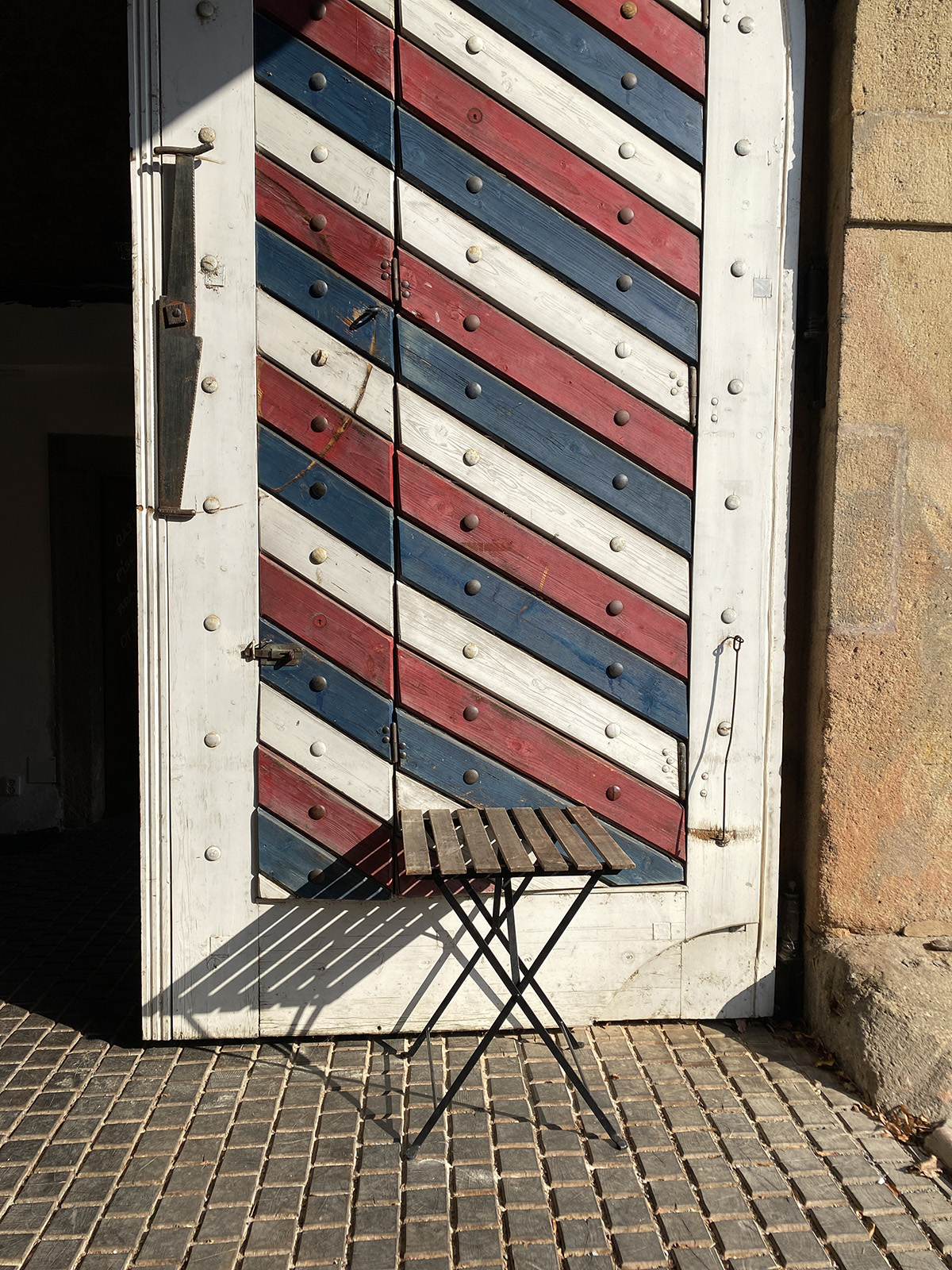 Pisecka brana door with table