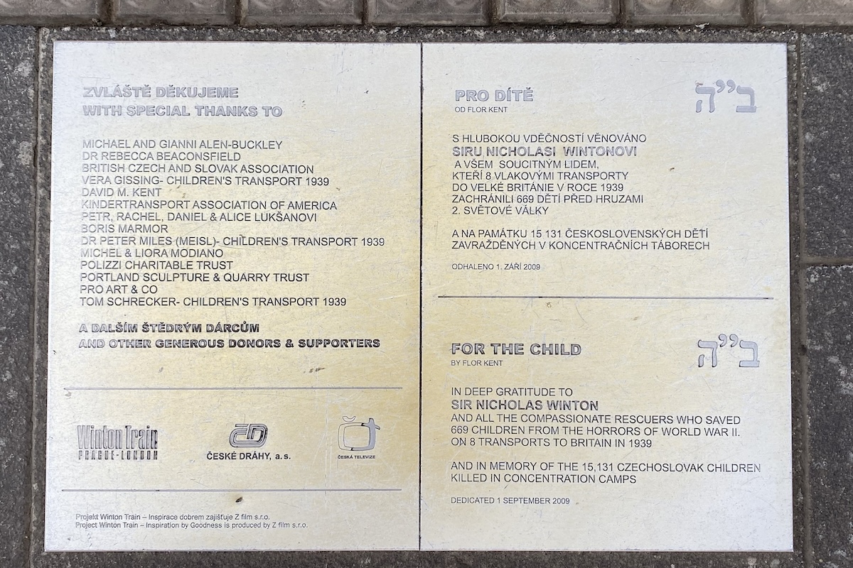 Plaque below Winton statue in Prague station